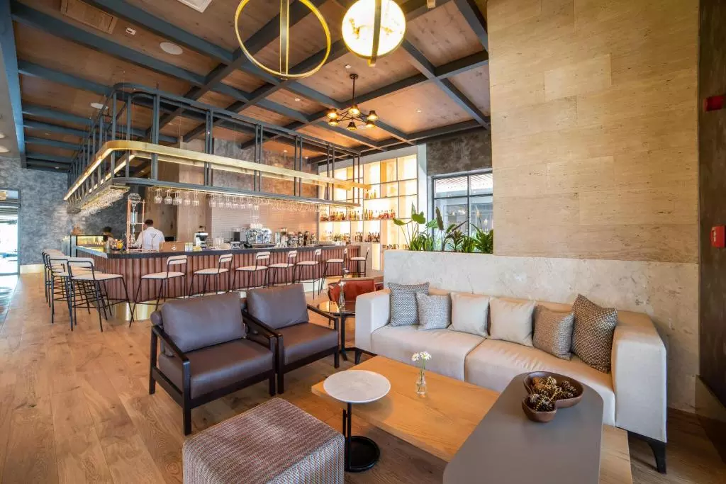 بار هتل آکرا تی یو آی بلو سنسیتوری